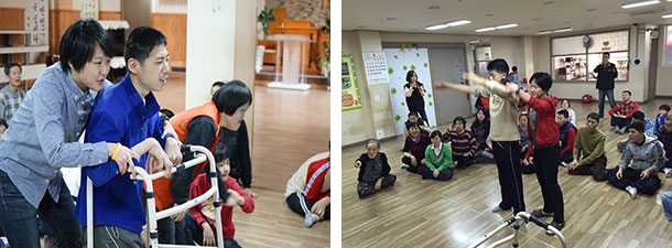 <(좌) 몸이 불편한 친구도 약간의 도움이 있으면 게임을 즐길 수 있다. / (우) 다른 사람의 플레이를 지켜보며 호응하는 것 역시 또 다른 재미!>
