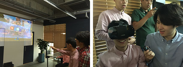 <(좌) 조작이 서툰 참가자를 위해 게임마스터가 동작을 알려 주고 있다. / (우) VR 기기를 쓰고 즐거워하는 참가자>